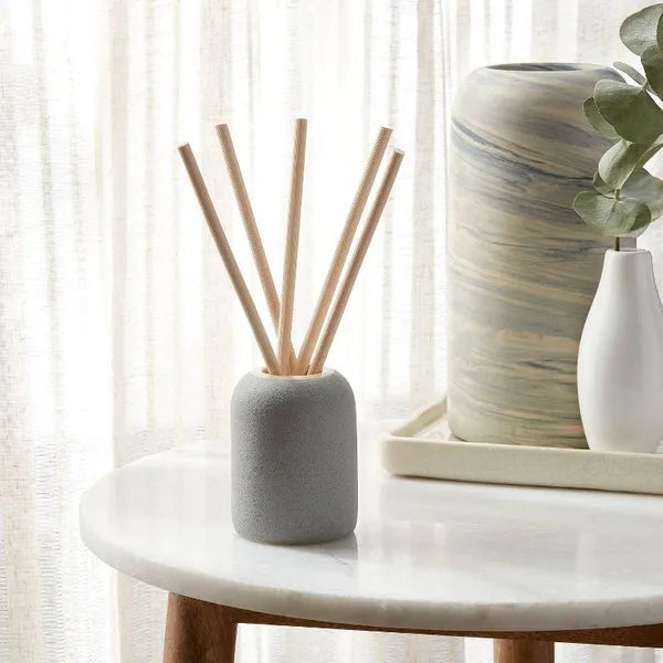 Matte stone-look ceramic reed diffuser